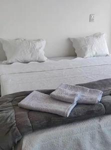 拉夫拉斯诺瓦斯Chale Vista Encantada的两张床,上面有毛巾