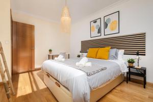 马拉加Nordik Apartments Urban - Playa Virginia "Hanko"的卧室配有一张带黄色枕头的大型白色床。