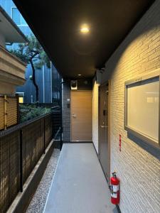 东京IXO Ts1的建筑物旁带消防栓的走廊
