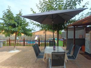 埃勒凡达尔Villa Zen的庭院内桌椅和遮阳伞