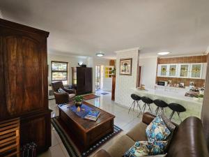 伯诺尼Jasmine Guest Cottage的客厅配有沙发和桌子