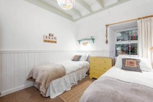 BoarhillsMill Cottage - Cosy & Quaint Cottage - 10 mins from St Andrews的一间卧室设有两张床和窗户。