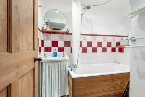 BoarhillsMill Cottage - Cosy & Quaint Cottage - 10 mins from St Andrews的带浴缸、水槽和镜子的浴室