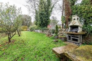 BoarhillsMill Cottage - Cosy & Quaint Cottage - 10 mins from St Andrews的花园,草地上设有户外烤箱