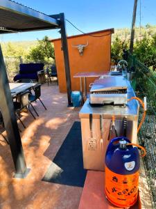 瓦伦西亚Relais Pollo Loco的露台顶部的烧烤架,配有桌子