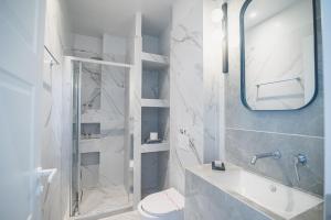 雅典Downtown Suites by Athens Tower Hotel的带淋浴、卫生间和盥洗盆的浴室