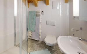 切勒里纳Sur Crasta的白色的浴室设有卫生间和水槽。