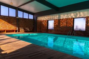 萨顿地平线酒店的砖墙房间的游泳池