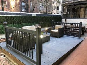 纽约26-2B Gramercy Large 1BR WD in unit courtyard的木制甲板上配有桌椅