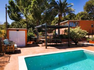 瓦伦西亚Relais Pollo Loco的一个带游泳池和桌子的庭院