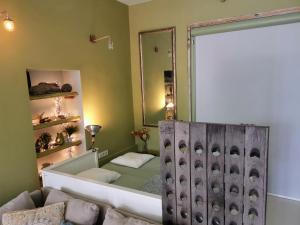 乌得勒支Slapen aan de Sluis的配有镜子的客房内的浴缸