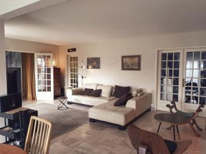 拉瓦勒Appartement et Maison Espace Mayenne的客厅配有沙发和桌子