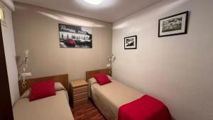 昆卡阿罗加敏托图里斯莫奈壶卡酒店 的一间设有两张床的客房,墙上挂有图片