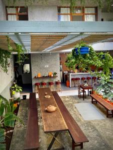 明德卢Casa de Poço Guest House and Gallery的一个带木桌的庭院和一个带植物的厨房