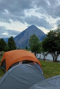 KanzalwanGUREZ CAMPSITE- WILDWOOD的山地的帐篷