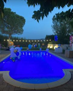 PiediripaLa Luna nel Pozzo的夜晚婚礼上的一个蓝色泳池