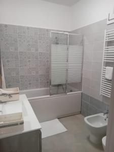 PiediripaLa Luna nel Pozzo的带浴缸、卫生间和盥洗盆的浴室