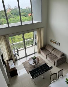 亚松森Luxury modern duplex apartment Villa Morra Asunción的客厅配有沙发和桌子