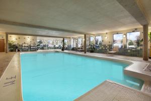埃德蒙顿西埃德蒙顿戴斯酒店的一座大型蓝色游泳池