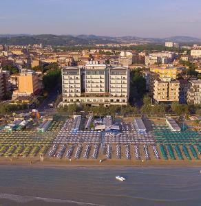 佩萨罗Charlie in Pesaro的享有水边大型停车场的空中景致