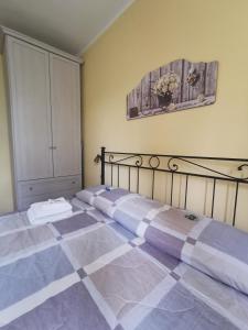 佩鲁贾Affittacamere Il Picchio的一间卧室配有一张带 ⁇ 板地板的床