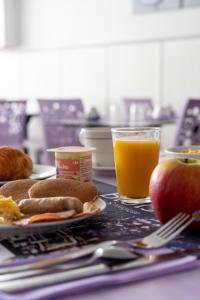 布鲁瓦圣雅克餐厅 - 酒店的一张桌子,上面放着一盘食物和一杯橙汁