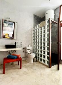 明德卢Casa de Poço Guest House and Gallery的一间带卫生间、水槽和桌子的浴室