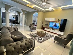 库马西Nanani Villa - Harmonious Paradise的客厅设有大沙发和电视