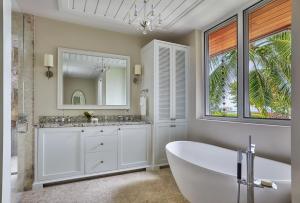 维尔京戈尔达岛Oil Nut Bay的白色的浴室设有浴缸和镜子