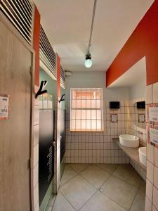 波哥大Bendito Hostels的一间带两个盥洗盆和窗户的大浴室