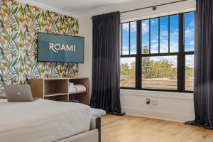 迈阿密Roami at Tower Hotel - Calle Ocho的酒店客房设有床和窗户。