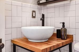 迈阿密Roami at Tower Hotel的木制柜台上带白色碗水槽的浴室