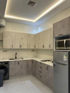 艾卜哈شاليهات فيو的厨房配有冰箱和微波炉。
