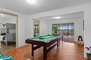 KarraganbahLake House Tuggerawong NSW的客厅配有台球桌