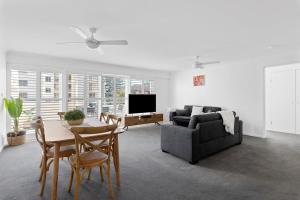 尼尔森湾Seashells Sweet Retreat - Luxury apartment的客厅配有沙发和桌子