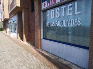 桑坦德Hostel de las Facultades的建筑物窗户上的医院标志