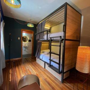 波哥大Bendito Hostels的双层床间 - 带两张双层床
