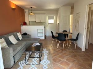 索马讷-德沃克吕兹Appartement Golf de Saumane 2 chambres 2 à 4 personnes的客厅配有沙发和桌子