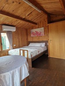 德尼亚La casita de invitados的木制客房内的一间卧室,配有一张床