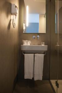 波瓦-迪瓦尔津绿色海岸酒店的浴室设有水槽,配有毛巾。