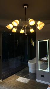 坎普拉古Carpe Diem Cabanas 2的一间带吊扇、浴缸和镜子的浴室