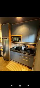 坎普拉古Carpe Diem Cabanas 2的厨房配有不锈钢橱柜和冰箱。