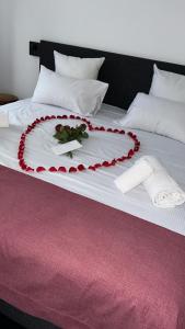 比桑Hôtel Restaurant & Spa du Tremplin的床上有红花装饰
