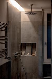 科尔西科B&B Prestige的带淋浴的浴室和玻璃门