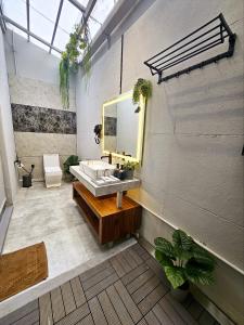 阿伯来NYAST VALLEY RESORT, ARPORA的一间带水槽和镜子的浴室