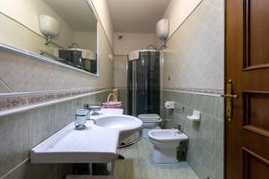 博尔塞纳葡萄度假农庄乡村民宿的一间带水槽、卫生间和镜子的浴室