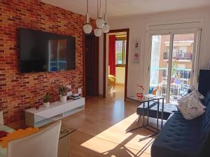埃普拉特约布里加Apartamento compartido excelente ubicación的一间设有砖墙的客厅