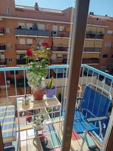 埃普拉特约布里加Apartamento compartido excelente ubicación的享有建筑景致的阳台
