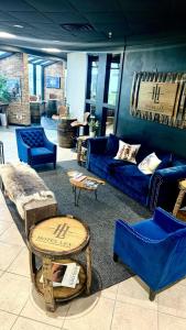列克星敦Hotel Lex - Hotel and Conference Center的客厅配有蓝色的沙发和椅子