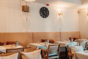 希欧福克里瓦酒店的一间设有桌子和墙上时钟的餐厅
